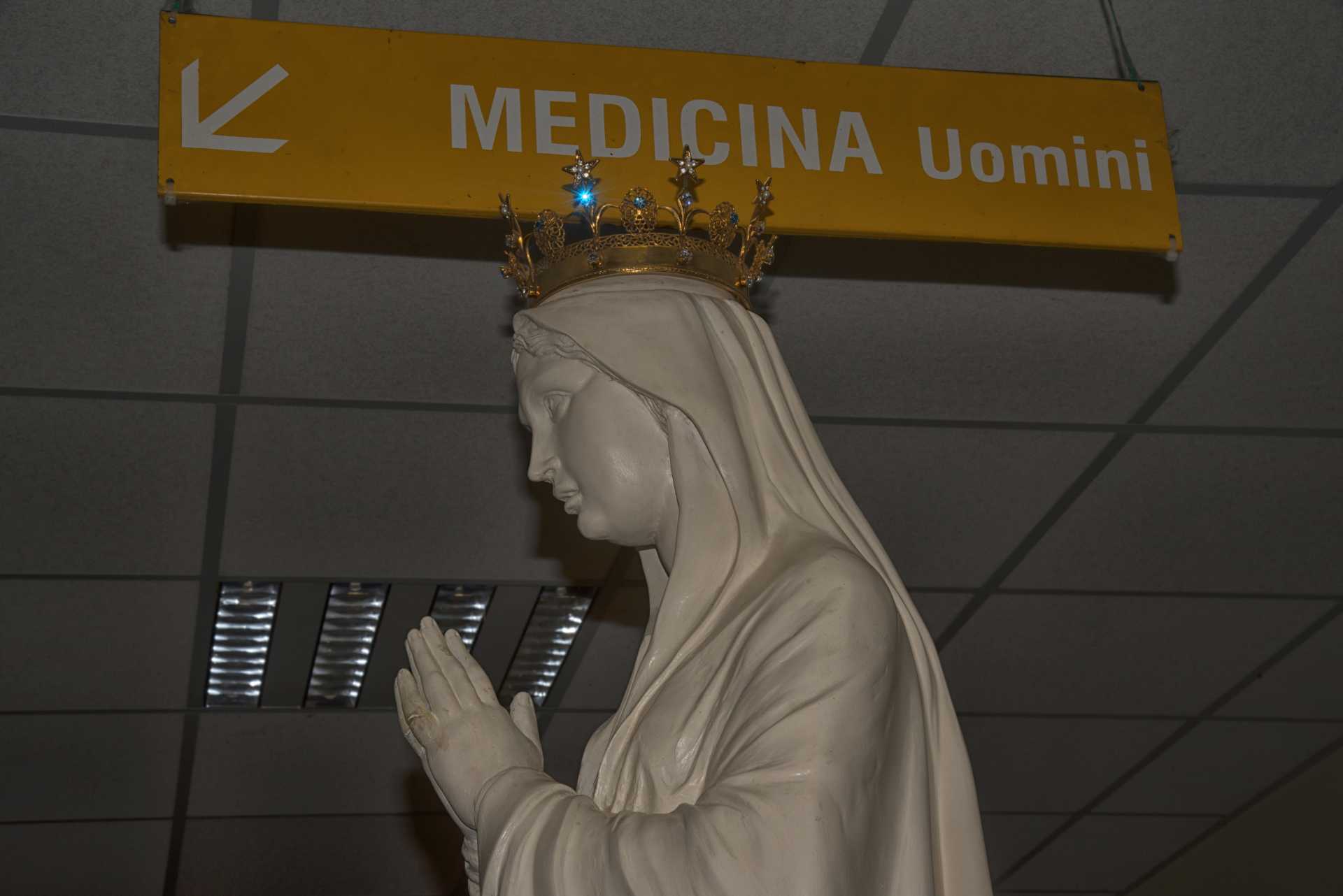 Processione della Madonna pellegrina di Lourdes nell''ospedale G.B. Grassi